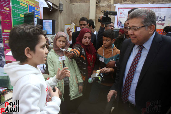 وزير التعليم العالى أشرف الشيحى يتحدث مع أحد الأطفال المخترعين