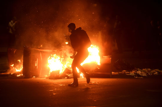 حرق الممتلكات الخاصة والعامة خلال المظاهرات 