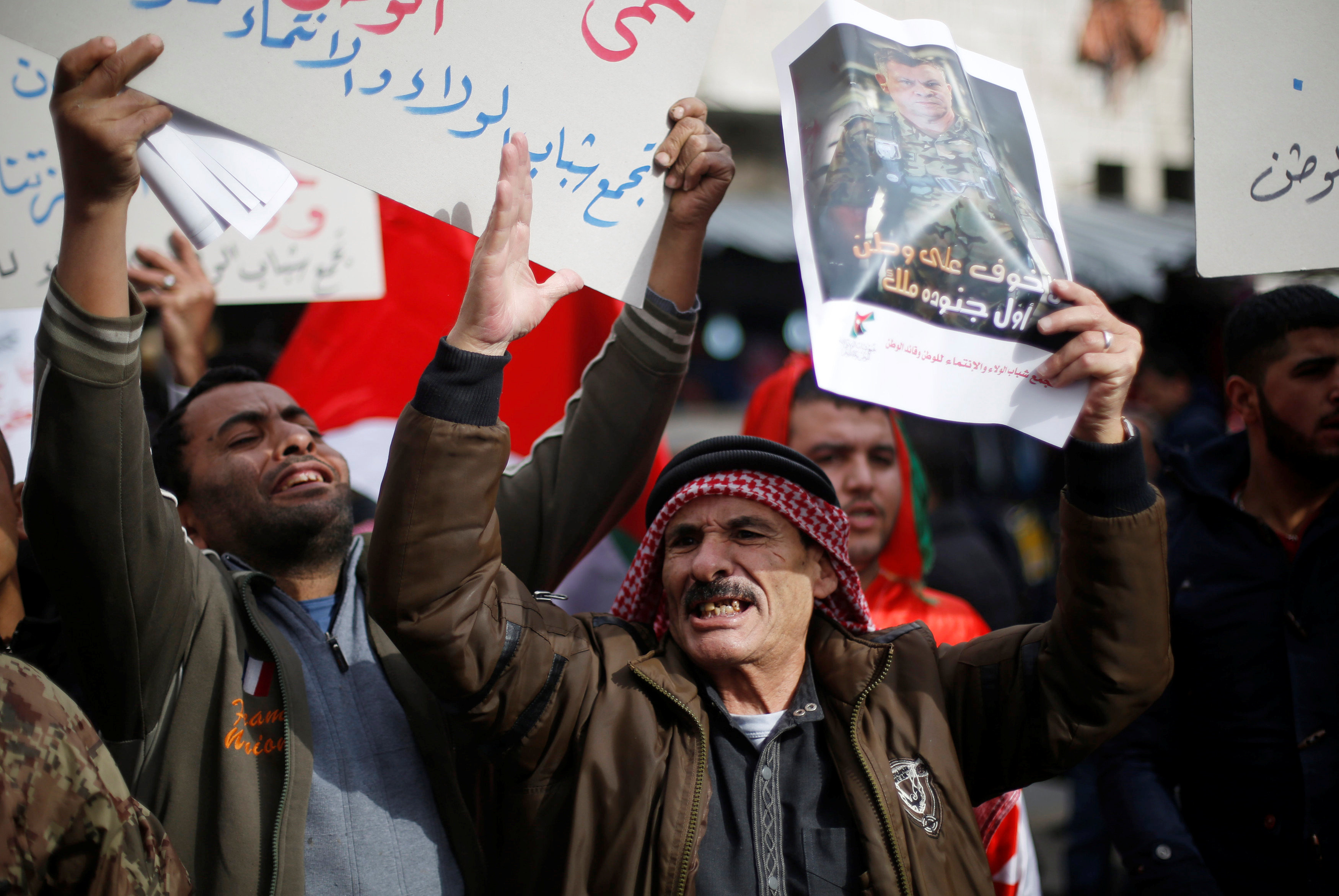 متظاهرون يرفعون لافتات بصورة ملك الأردن