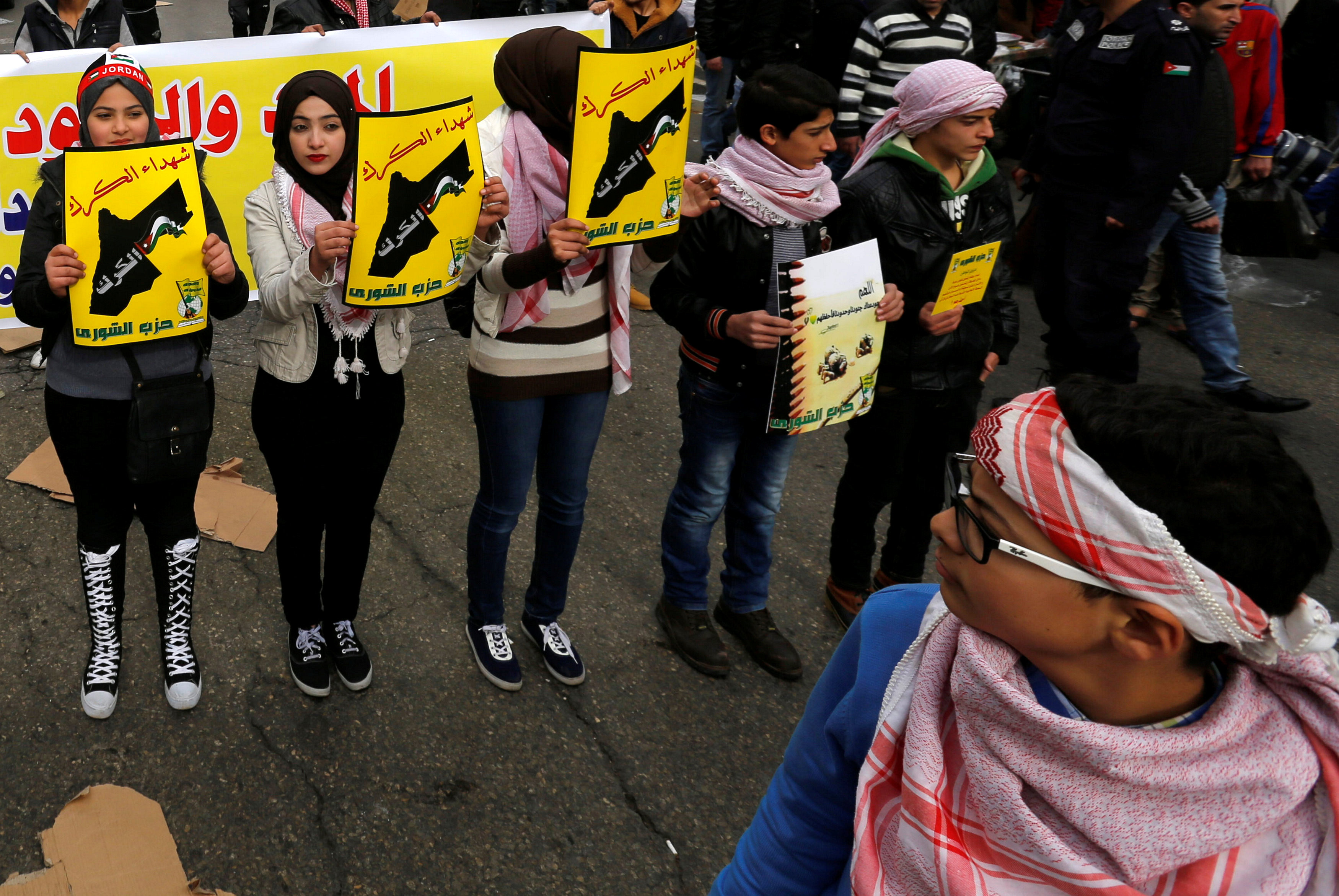 أردنييون يرفعون لافتات ضد الارهاب