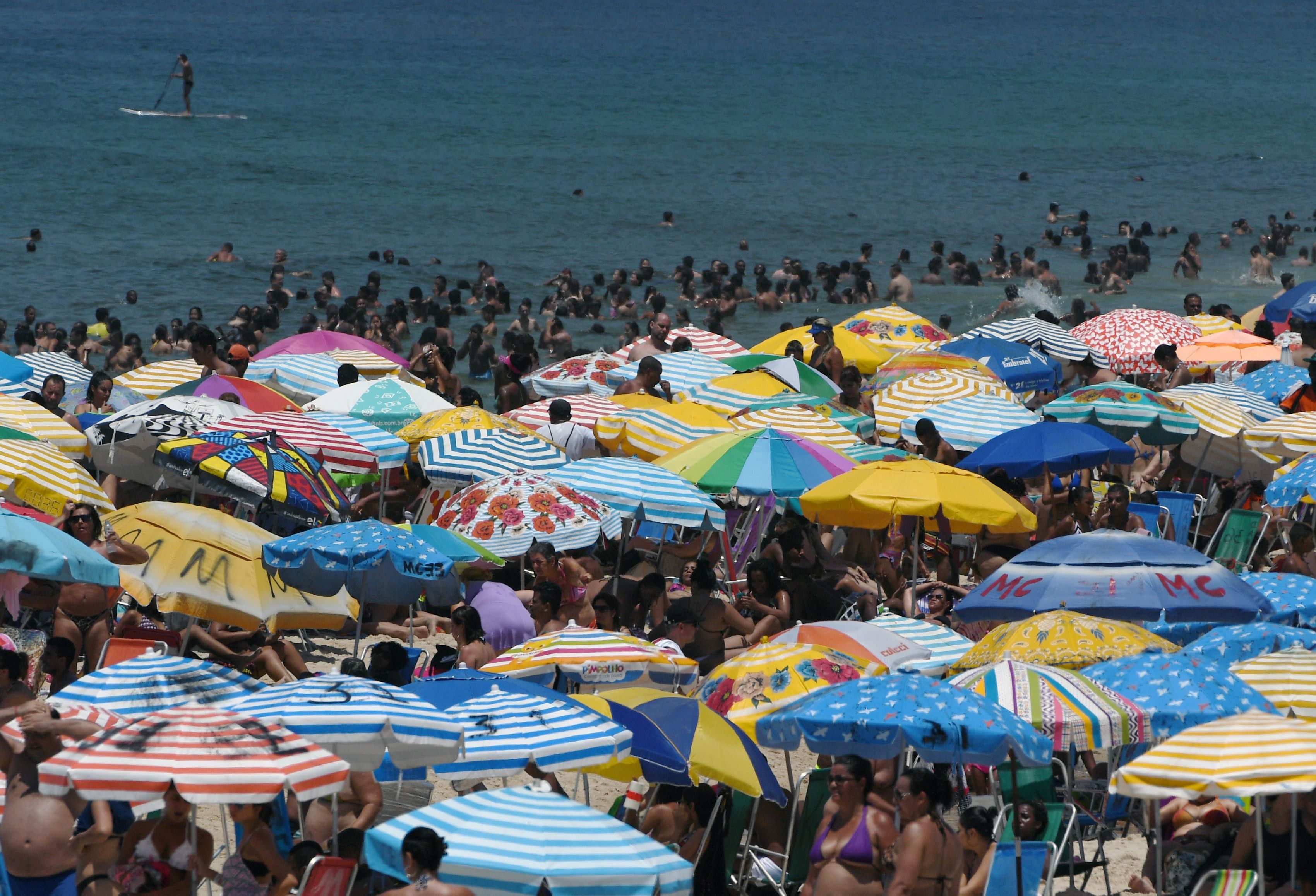 أعداد كبيرة من البرازيليين تفر إلى الشواطئ