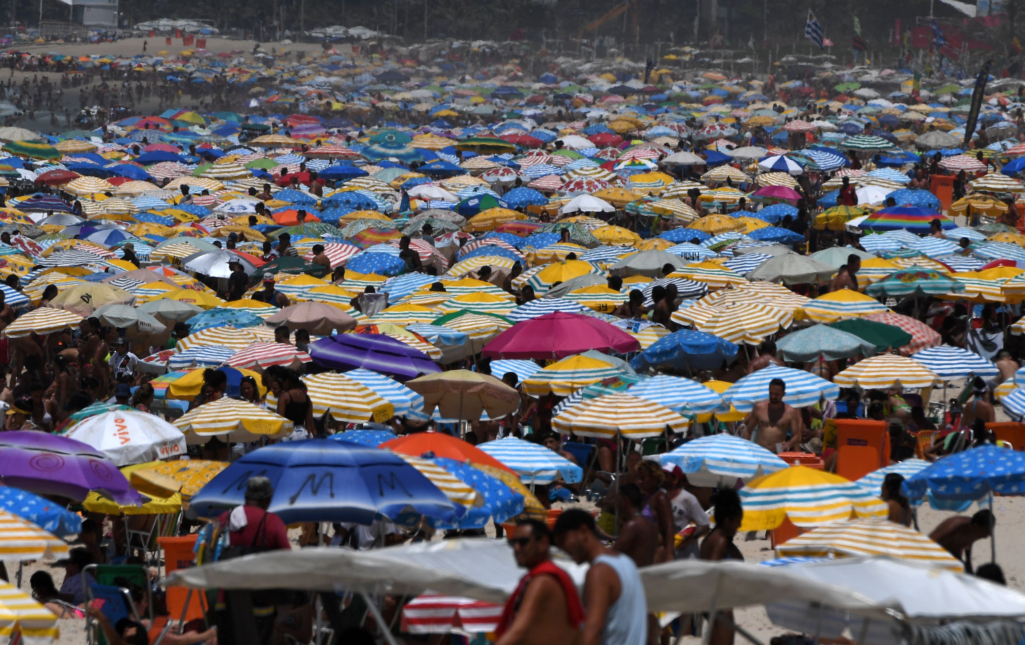 البرازيليين يفرون إلى الشواطىء