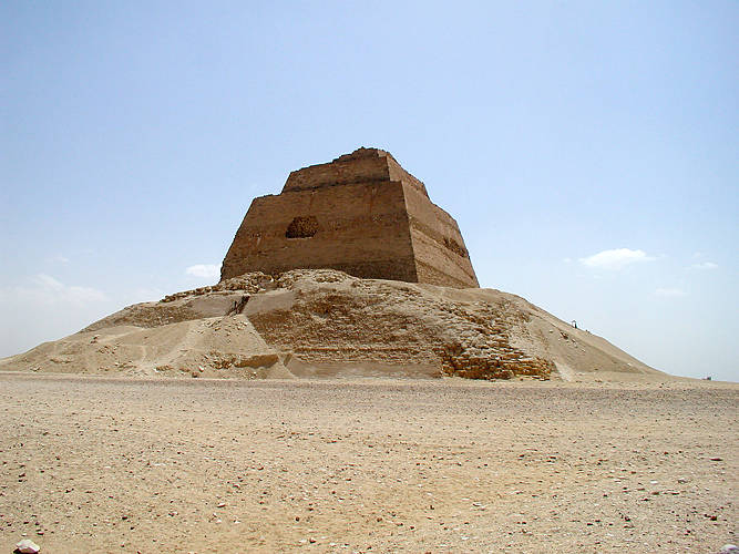 اكتشاف تجويف بحجم طائرة في هرم خوفو في مصر 61502-هرم-ميدوم