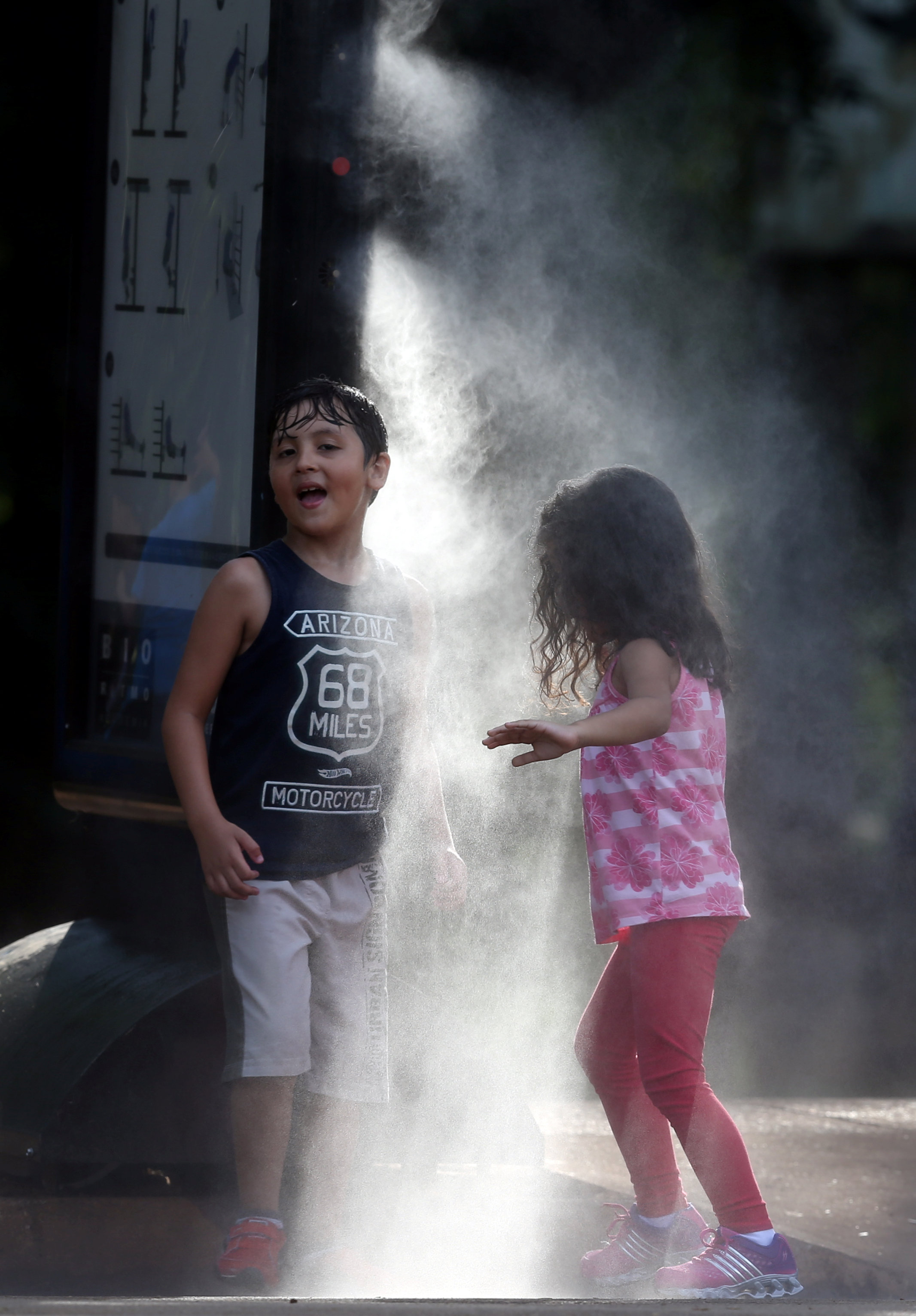 أطفال يلعبون فى المتنزهات هروبا من الطقس الحار
