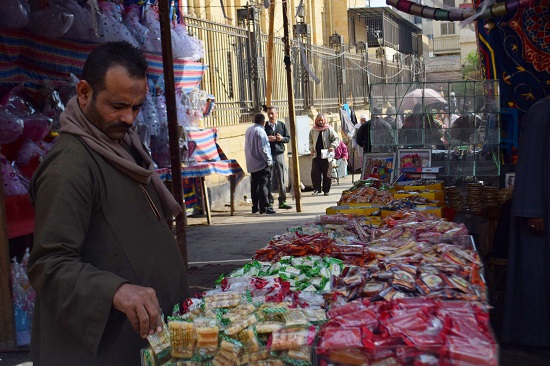 تاجر يفحص بضاعته تاجر يفحص بضاعته