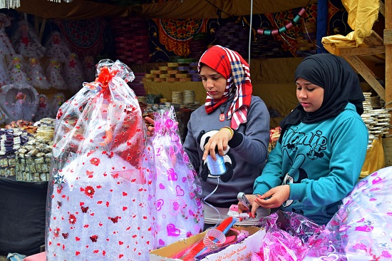 فتيات يغلفن الحلوى فتيات يغلفن الحلوى