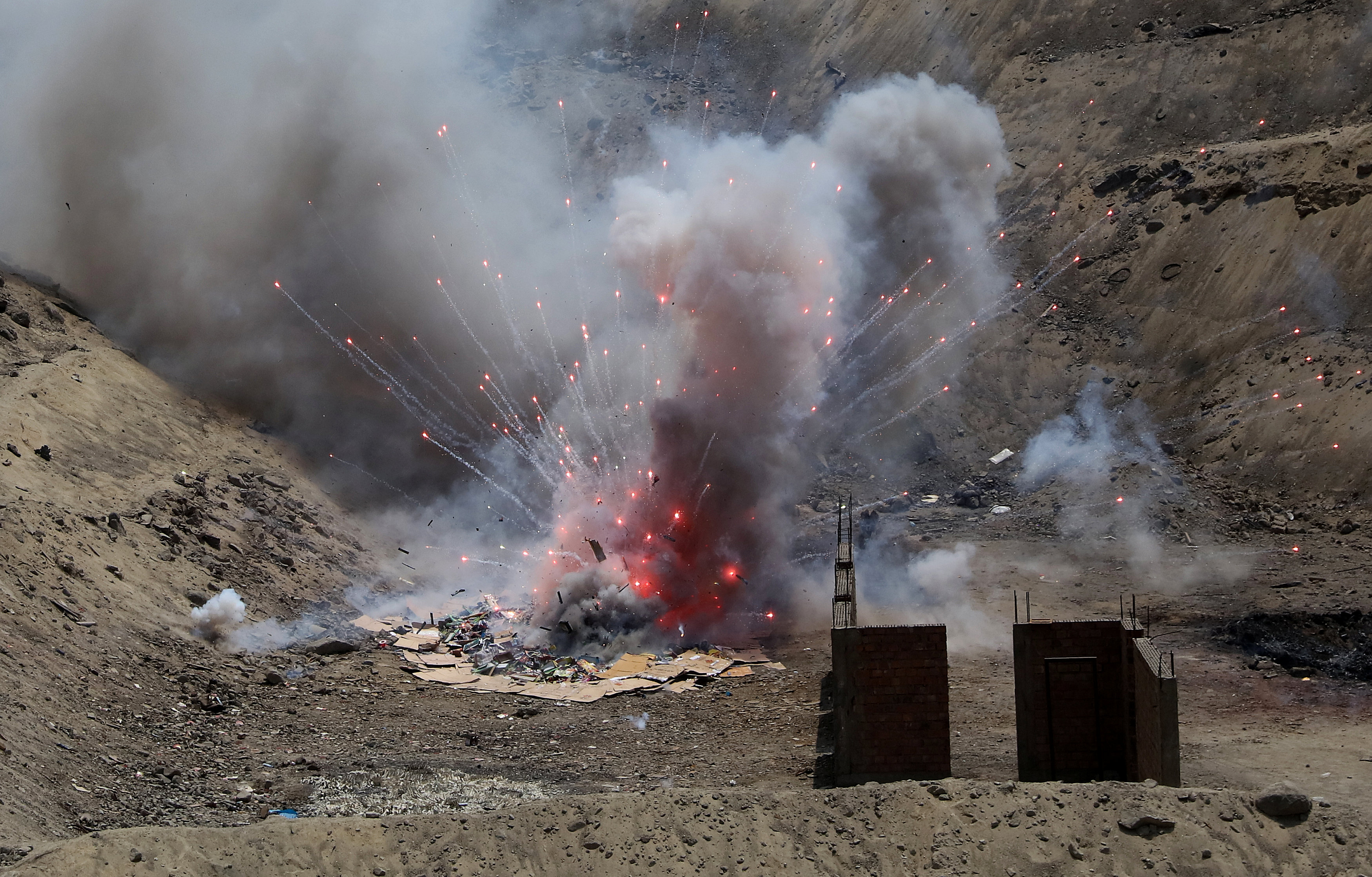 تفجير الألعاب النارية من قبل شرطة بيرو