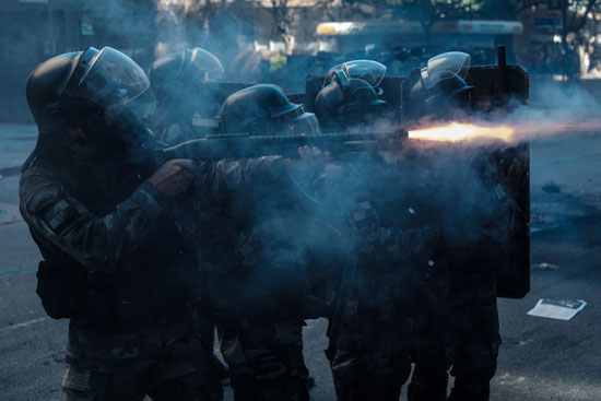  الشرطة البرازيلية تطلق الغاز المسيل للدموع على محتجين ضد سياسة التقشف