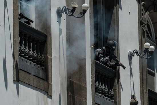 شرطى برازيلى يطلق الغاز المسيل للدموع باتجاة المتظاهرين