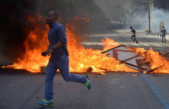   متظاهرين يضرمون النار لقطع الطرق فى ريو دى جانيرو