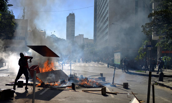  اشتباكات عنيفة بين الشرطة البرازيلية ومتظاهرين احتجاجا على إجراءات التقشف