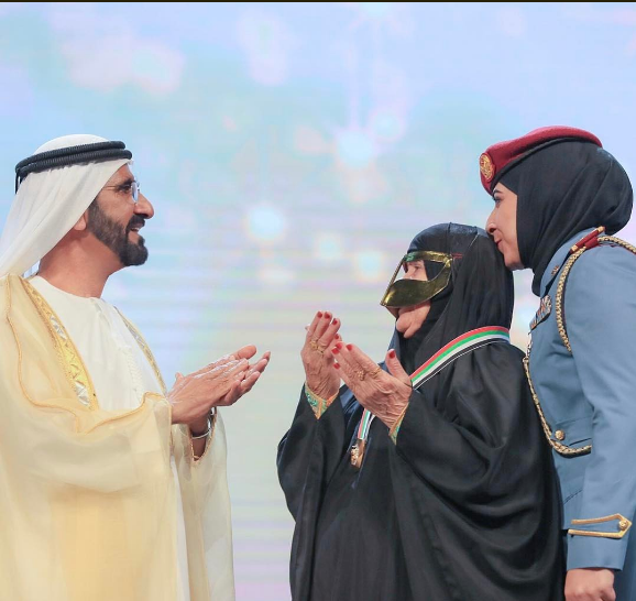 سيدة تدعو لمحمد بن راشد حاكم دبى (2) سيدة تدعو لمحمد بن راشد حاكم دبى (2)