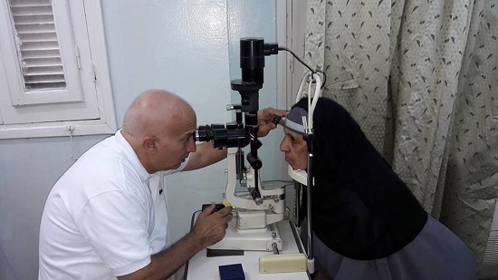 د شريف كرواية رئيس معهد ابحاث العيون أثناء الكشف على أحد المرضى د شريف كرواية رئيس معهد ابحاث العيون أثناء الكشف على أحد المرضى