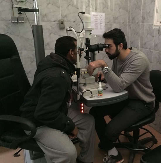 د كريم السواح أثناء الكشف على أحد الحالات د كريم السواح أثناء الكشف على أحد الحالات