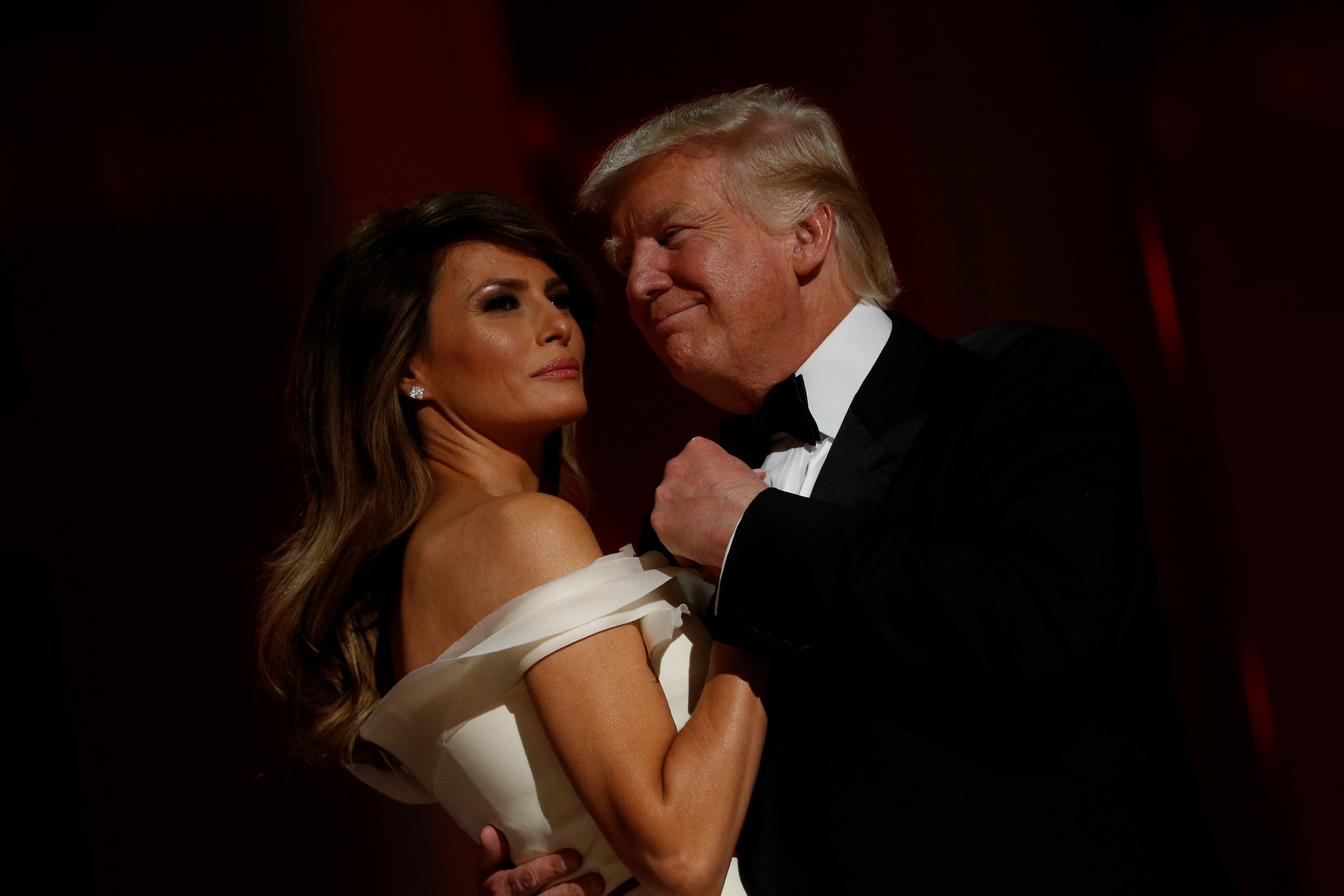 ترامب يرقص مع زوجته