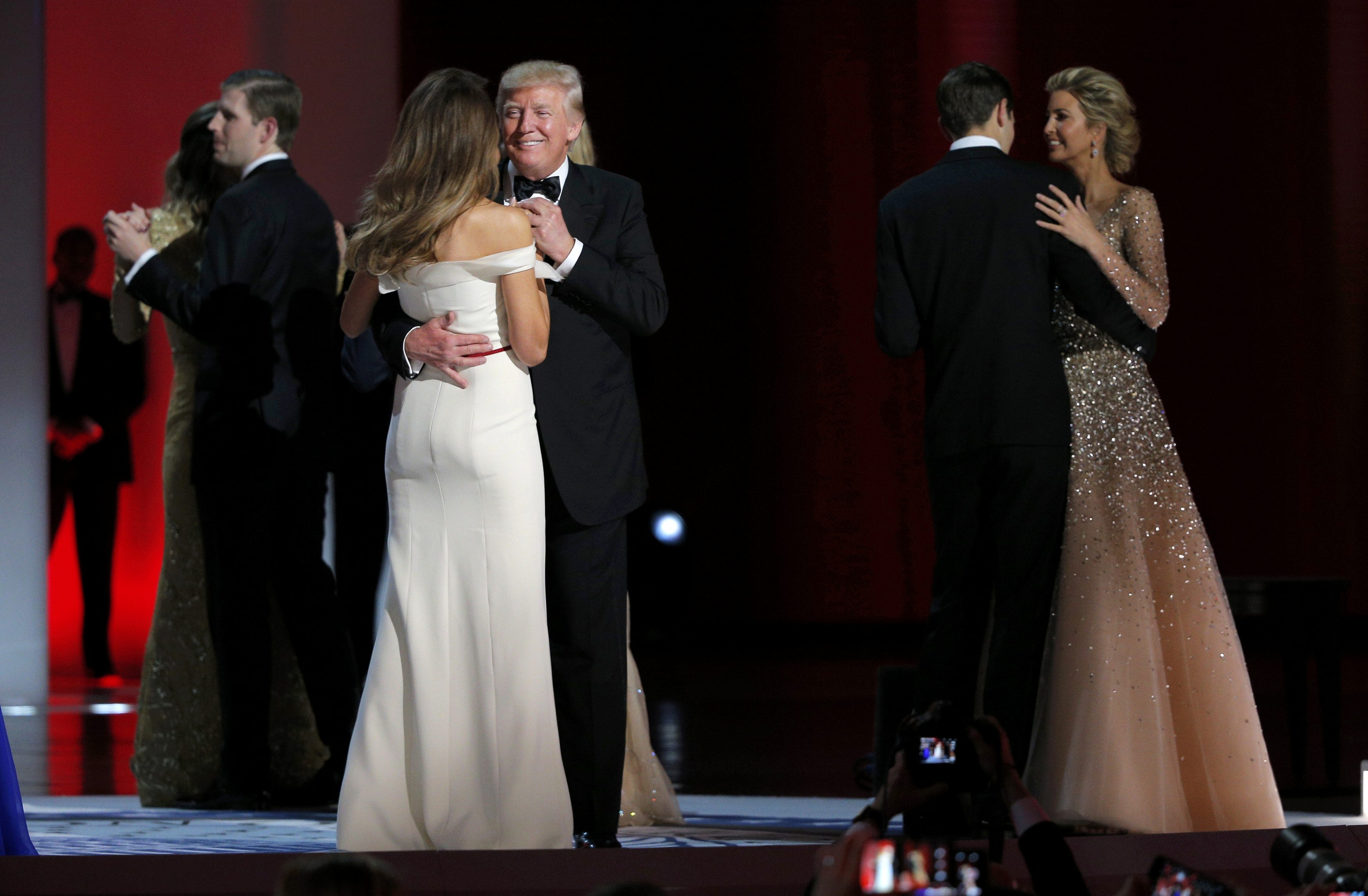 بالفيديو والصور.. الرئيس الأمريكى يراقص زوجته ميلانيا ويقبلها في حفل التنصيب