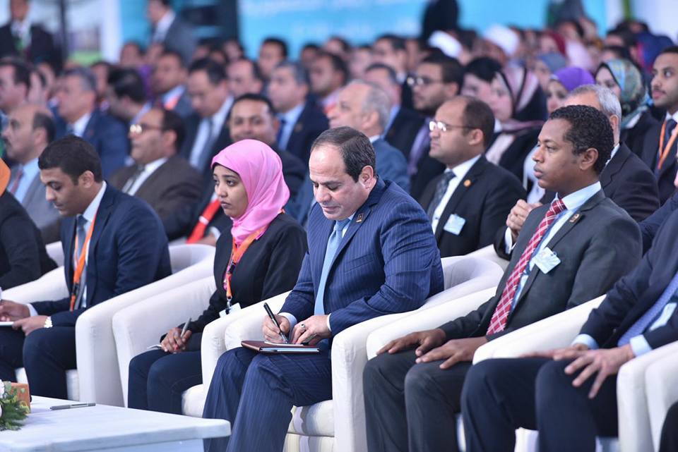الرئيس وسط شباب الصعيد خلال المؤتمر