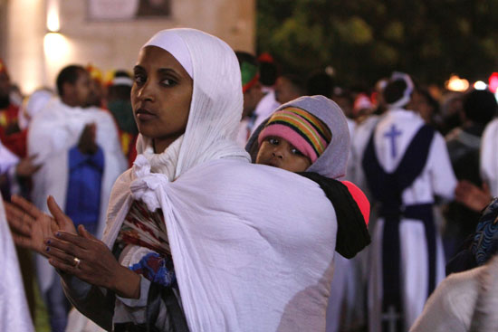 سيدة وطفلها يشاركان فى احتفالات عيد الميلاد بأثيوبيا