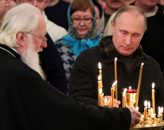 الرئيس الروسى فلاديمير بوتين يشارك فى قداس عيد الميلاد