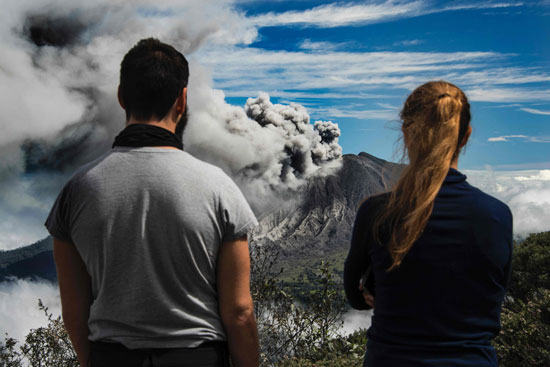  سياح يشاهدون الرماد البركانى