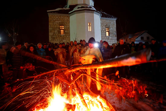 مواطنون يشاركون بقداس عيد الميلاد فى كنيسة النبى ايليا فى البوسنة