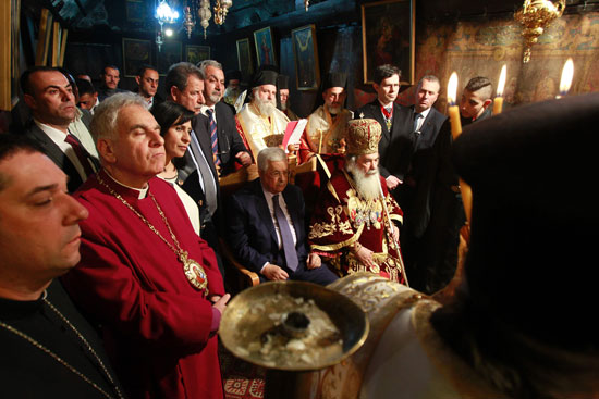 الرئيس الفلسطينى بجواره ثيوفيلوس الثالث بطريرك كنيسة المهد فى بيت لحم