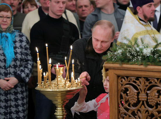 الرئيس الروسى يشعل شمعة فى قداس عيد الميلاد