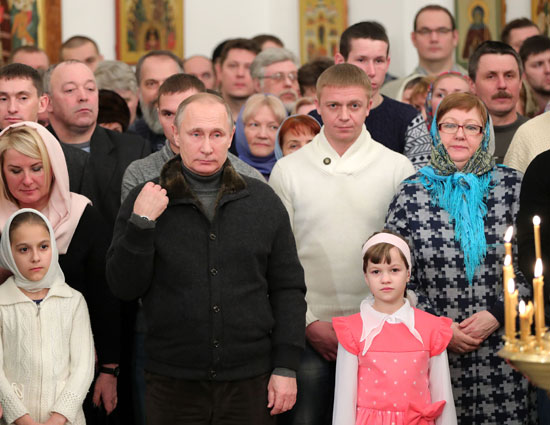 الرئيس الروسى وسط المواطنون فى صلاة قداس عيد الميلاد