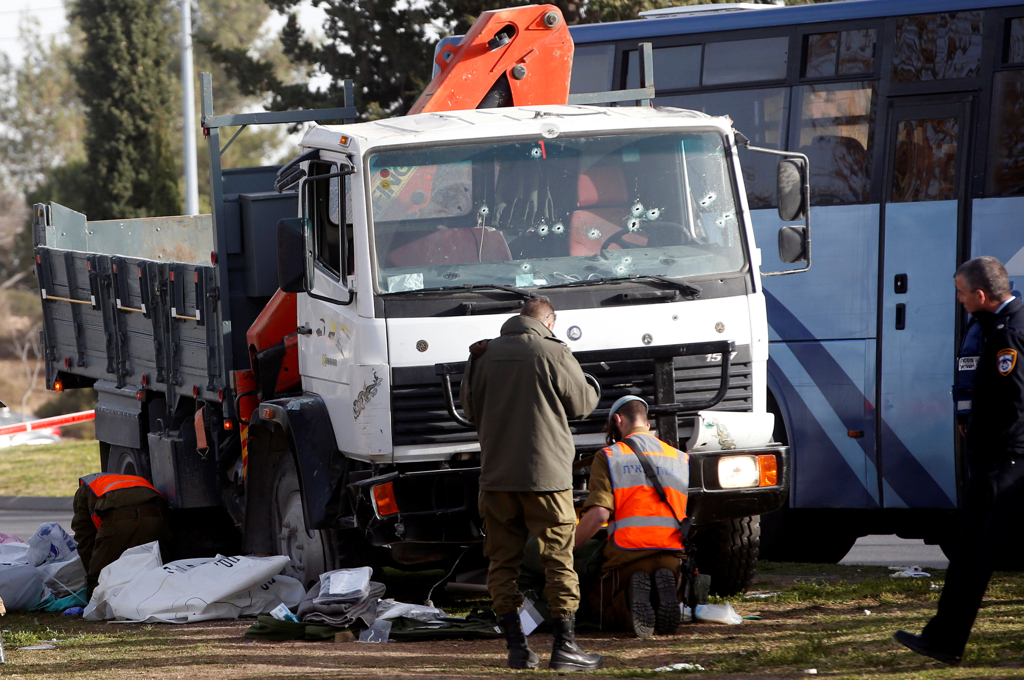 جنود إسرائيليون يعملون فى موقع الحادث