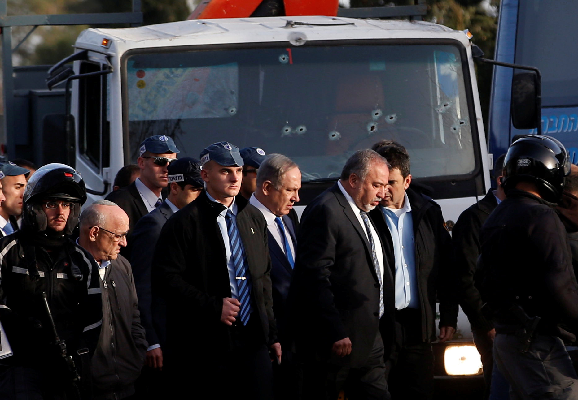 رئيس الوزراء الاسرائيلي بنيامين نتنياهو  يزور موقع الحادث