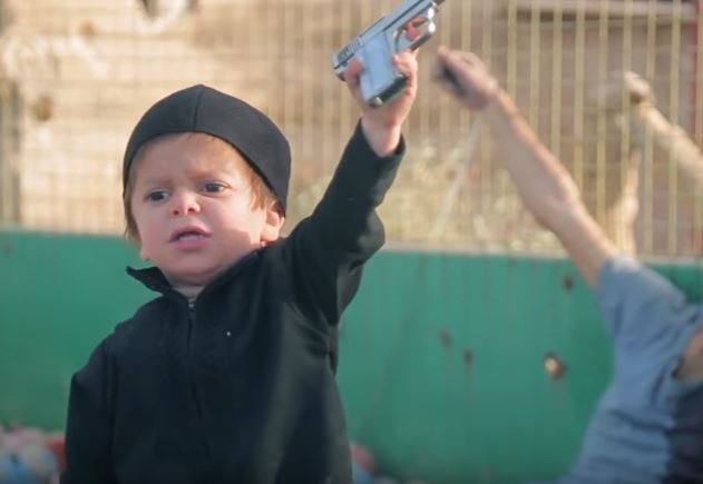 الطفل يصيح بعد إعدام السوري