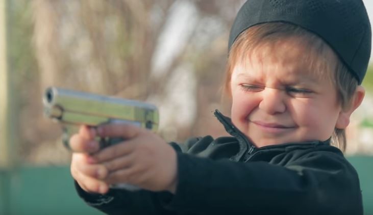 طفل داعشي يحمل مسدس