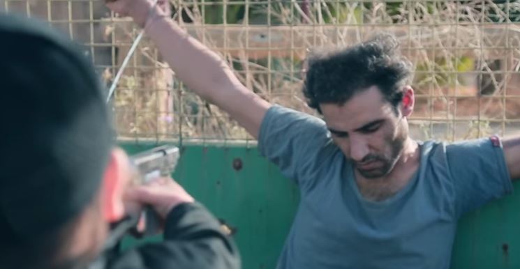 طفل داعشي ينفذ الإعدام علي رجل سورى 