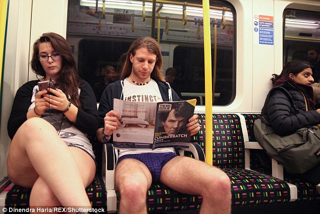 مواطنون بريطانيون يستقلون مترو الأنفاق دون سراويلهم