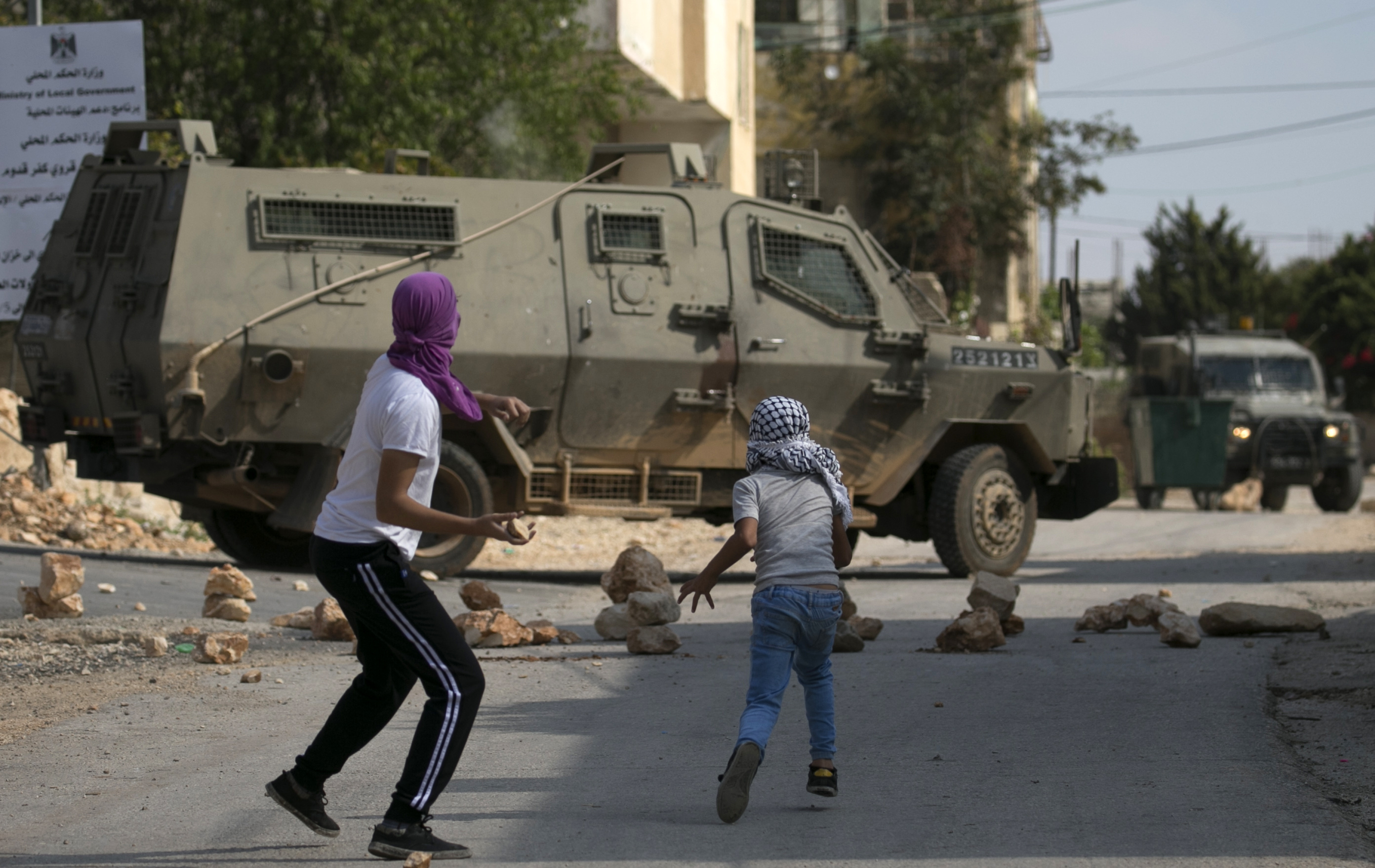 مقاومة قوات الاحتلال بالحجارة