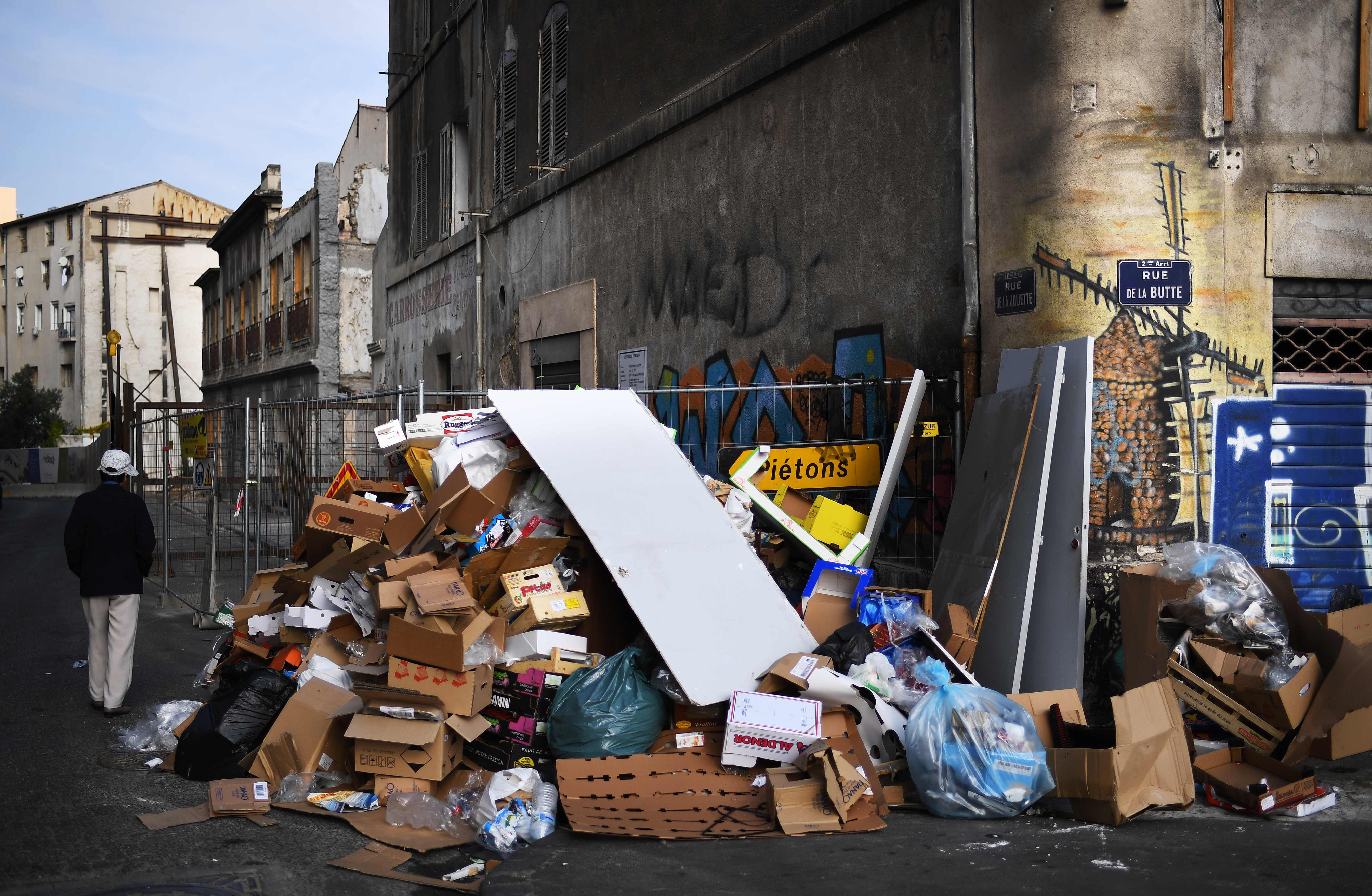 اكوام القمامة في شوارع مارسيليا