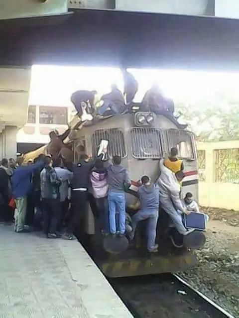 المواطنون يتسلقون القطار للركوب