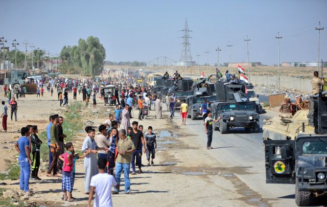 مواطنو كركوك يرحبون بالقوات العراقية المتقدمة فى مدن المحافظة