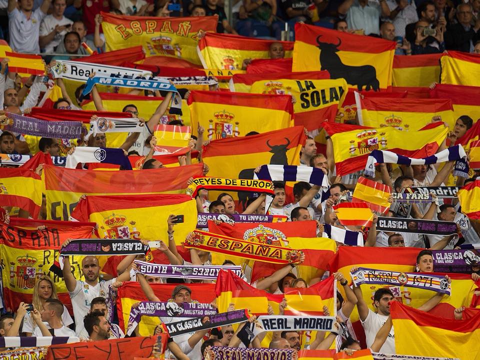 جماهير ريال مدريد ترفع أعلام أسبانيا ردا على جماهير برشلونة جماهير ريال مدريد ترفع أعلام أسبانيا خلال مباراة إسبانيول