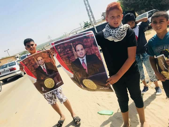 أطفال غزة يرفعون صور الرئيس السيسى فى غزة