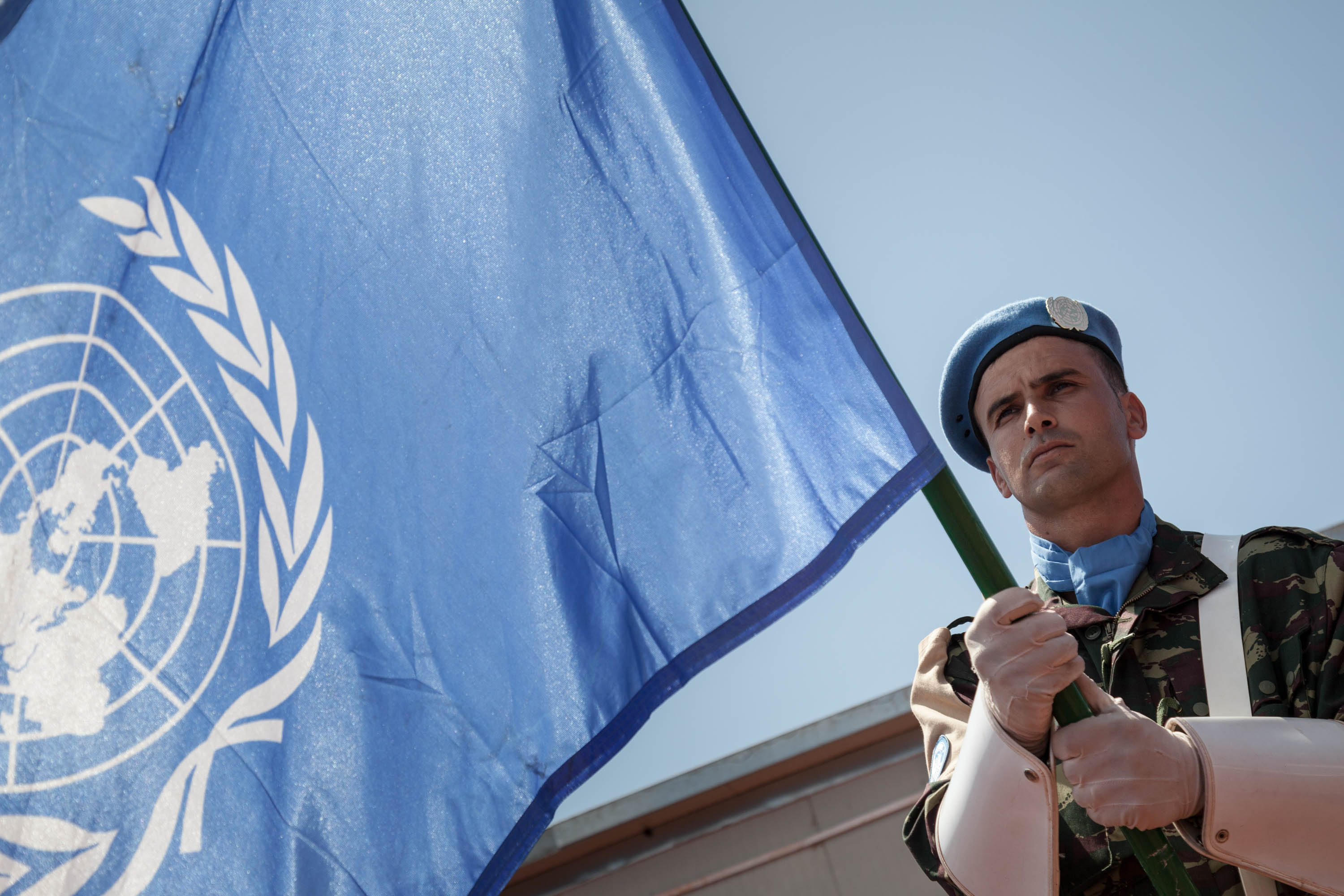جندي يحمل علم الأمم المتحدة