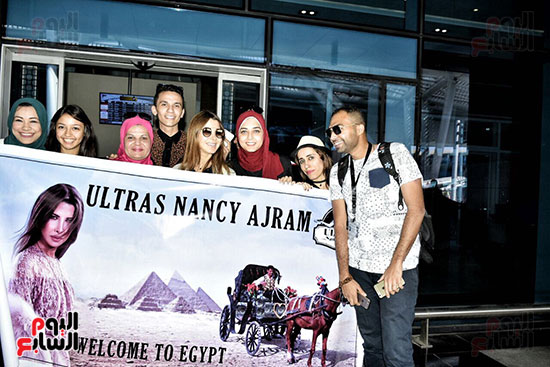 نانسى مع الجمهور تلتقط الصور السلفى  (1)