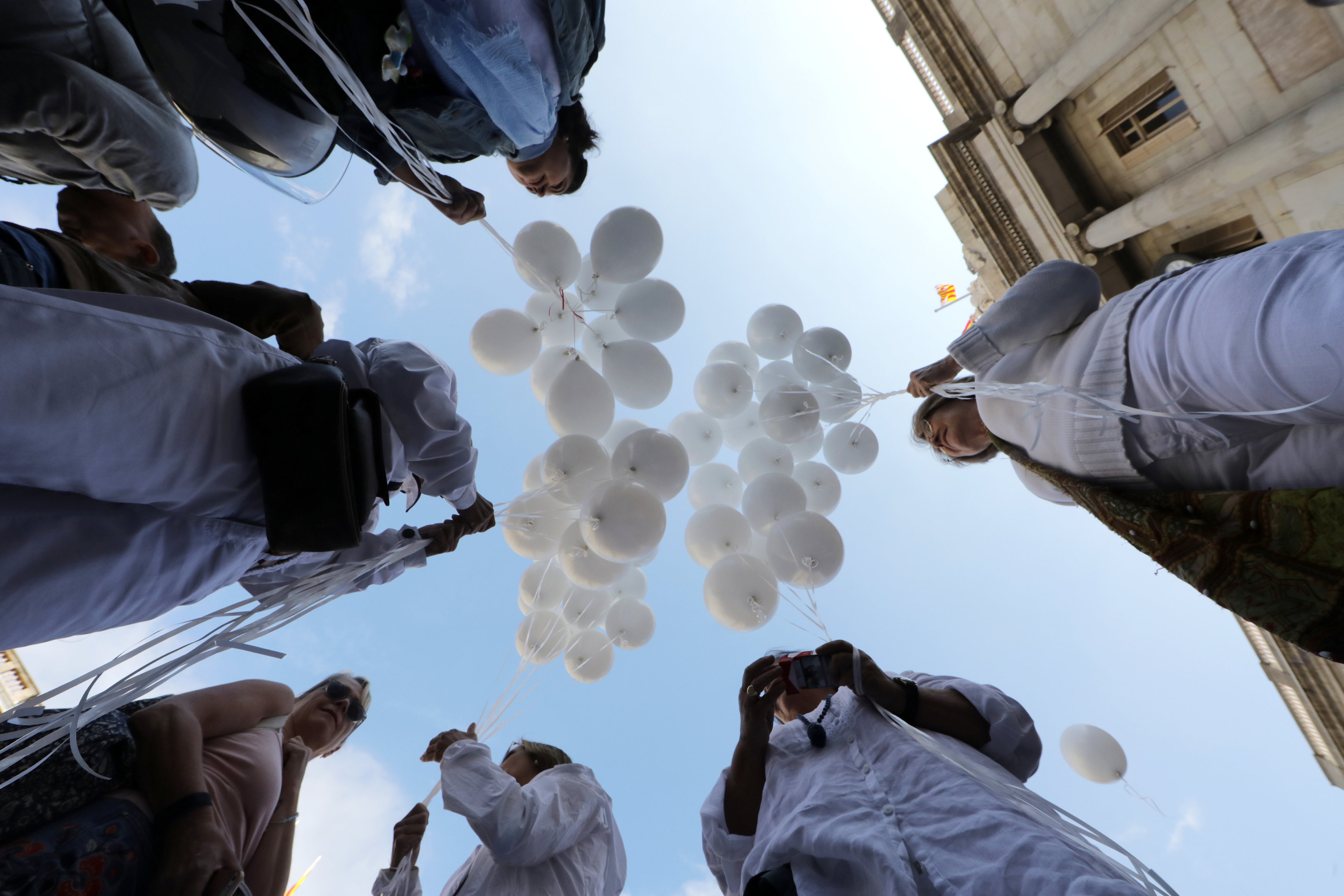 تظاهر الإسبان بالبلالين