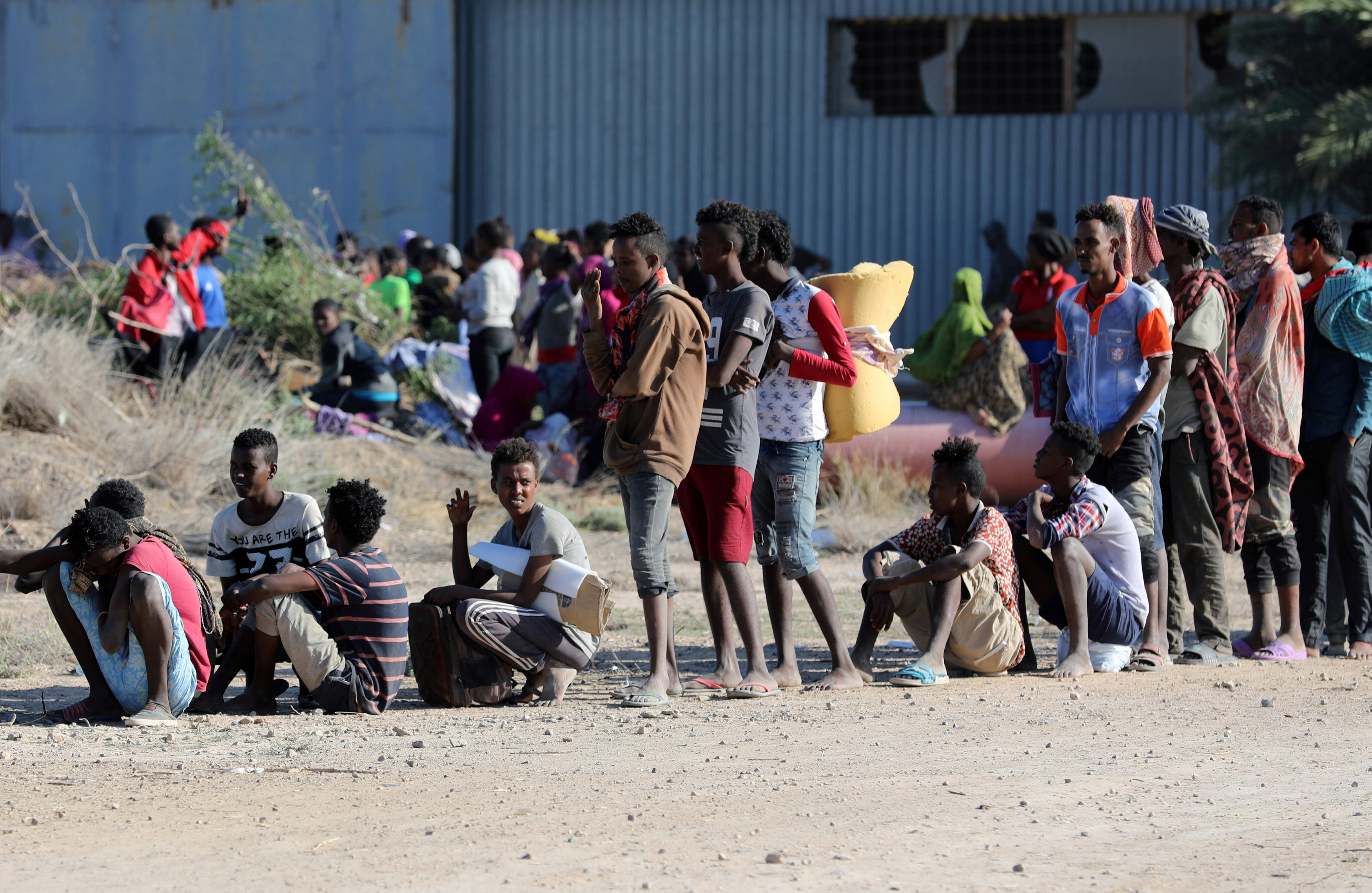 مهاجرون غير شرعيين مجتجزين فى مدينة صبراتة الليبية