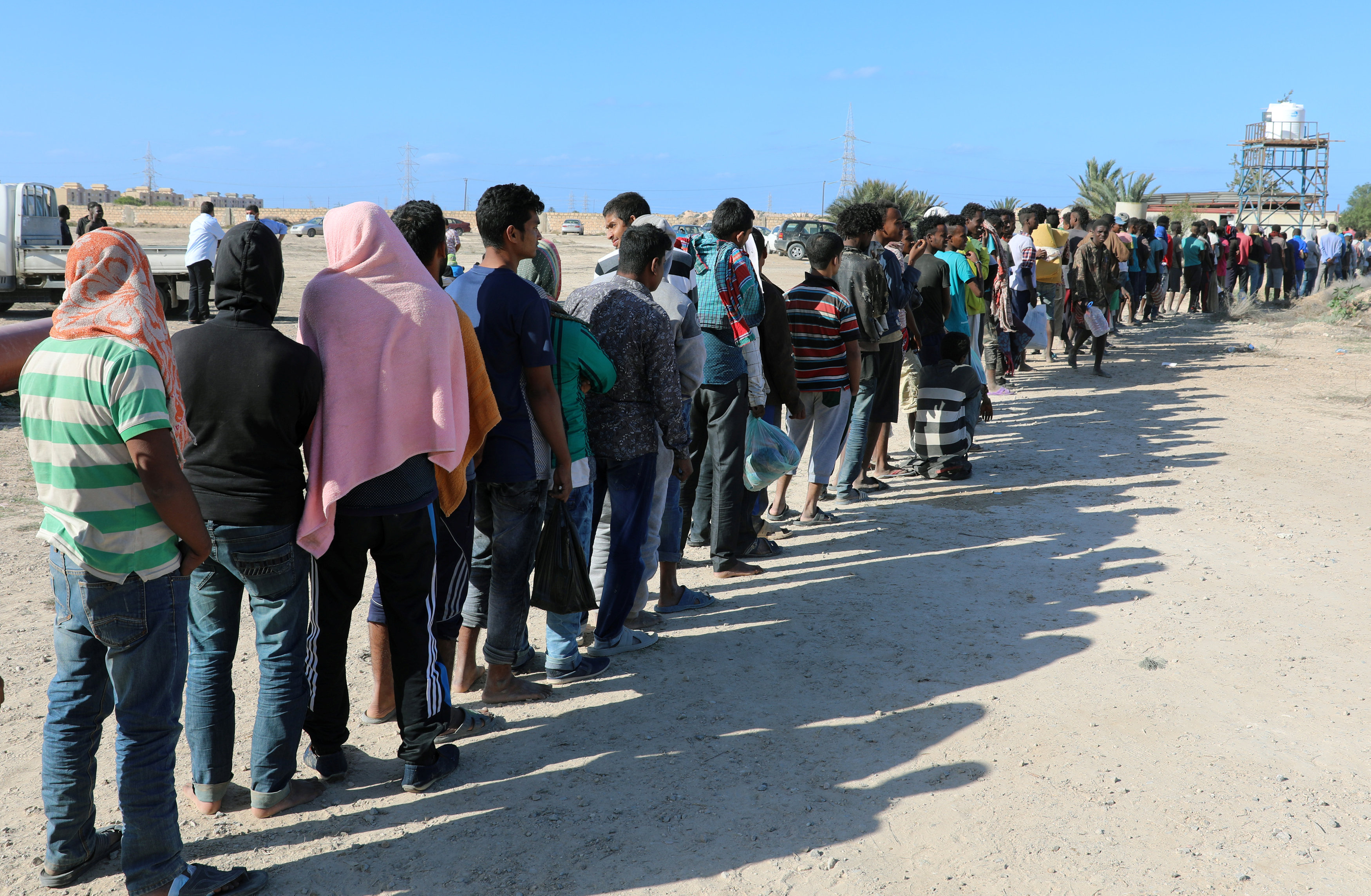 السلطات الليبية تحتجز مهاجرين غير شرعيين