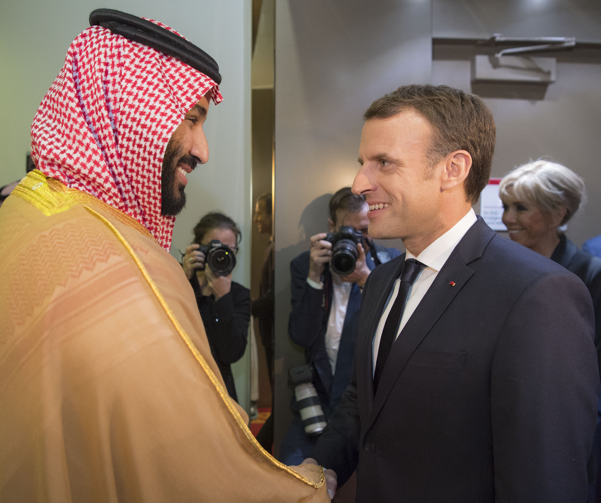 ماكرون يصافح ولى العهد السعودى ماكرون يصافح ولى العهد السعودى