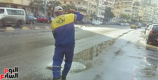 عمال الإسكندرية يزيلون مياه الامطار