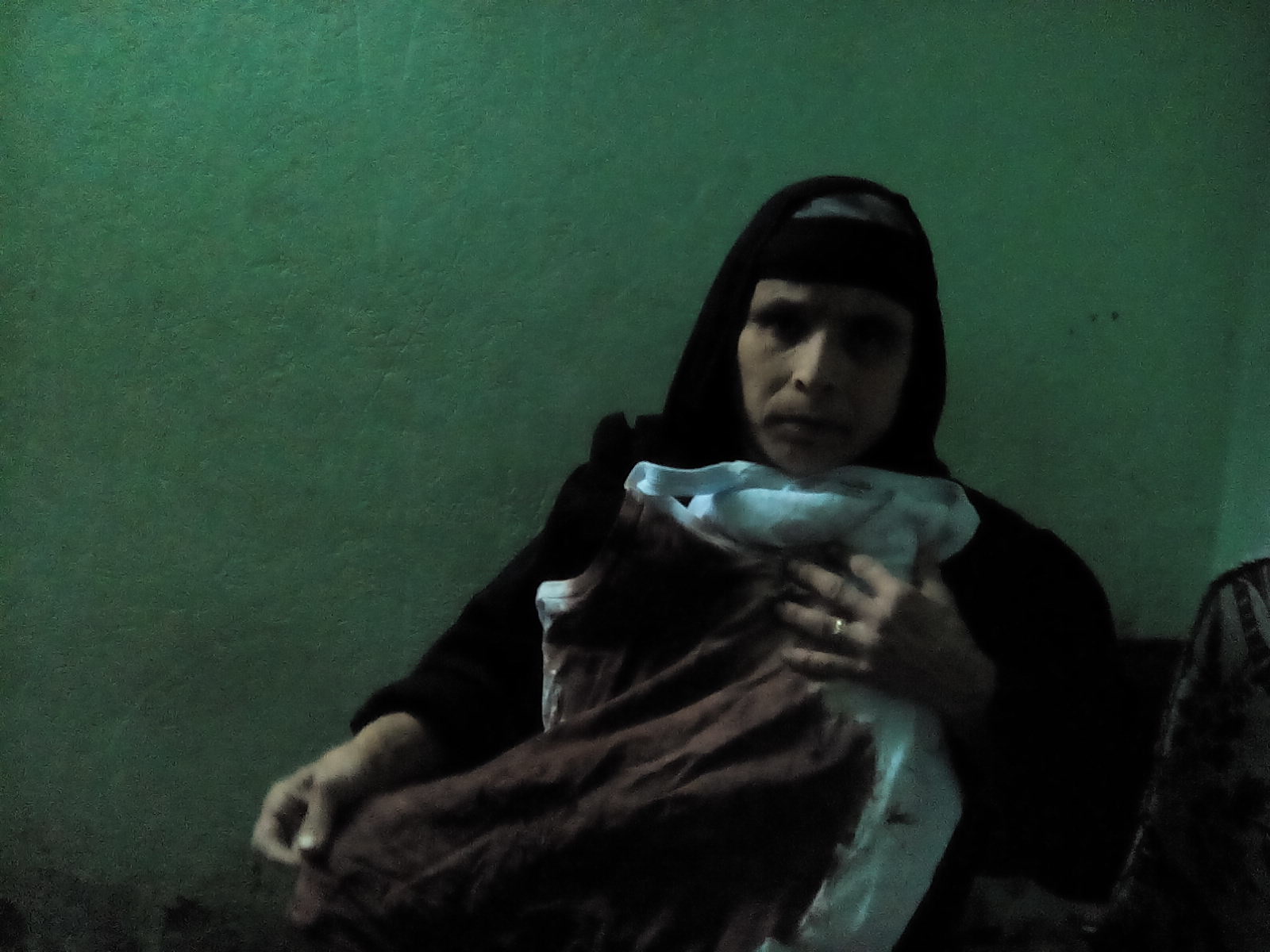   زوجه المجنى عليه وآثار الدماء على ملابسه