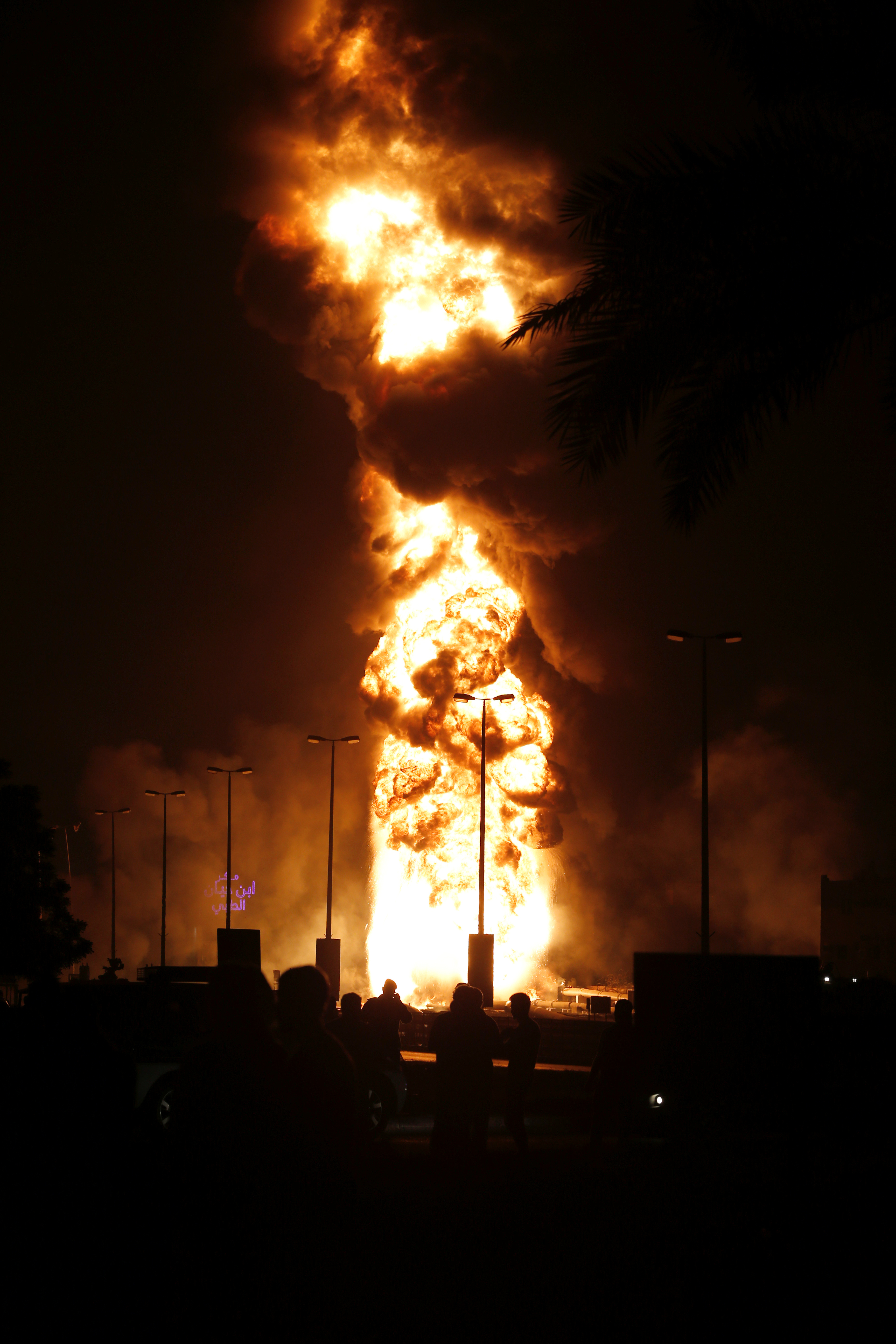 جانب من الانفجار فى أحد خطوط النفط