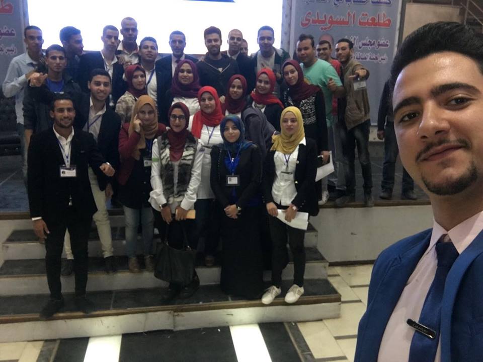 رقم 2 محمد هندي رئيس برلمان شباب الشرقية في سيلفي مع برلمان ديرب نجم